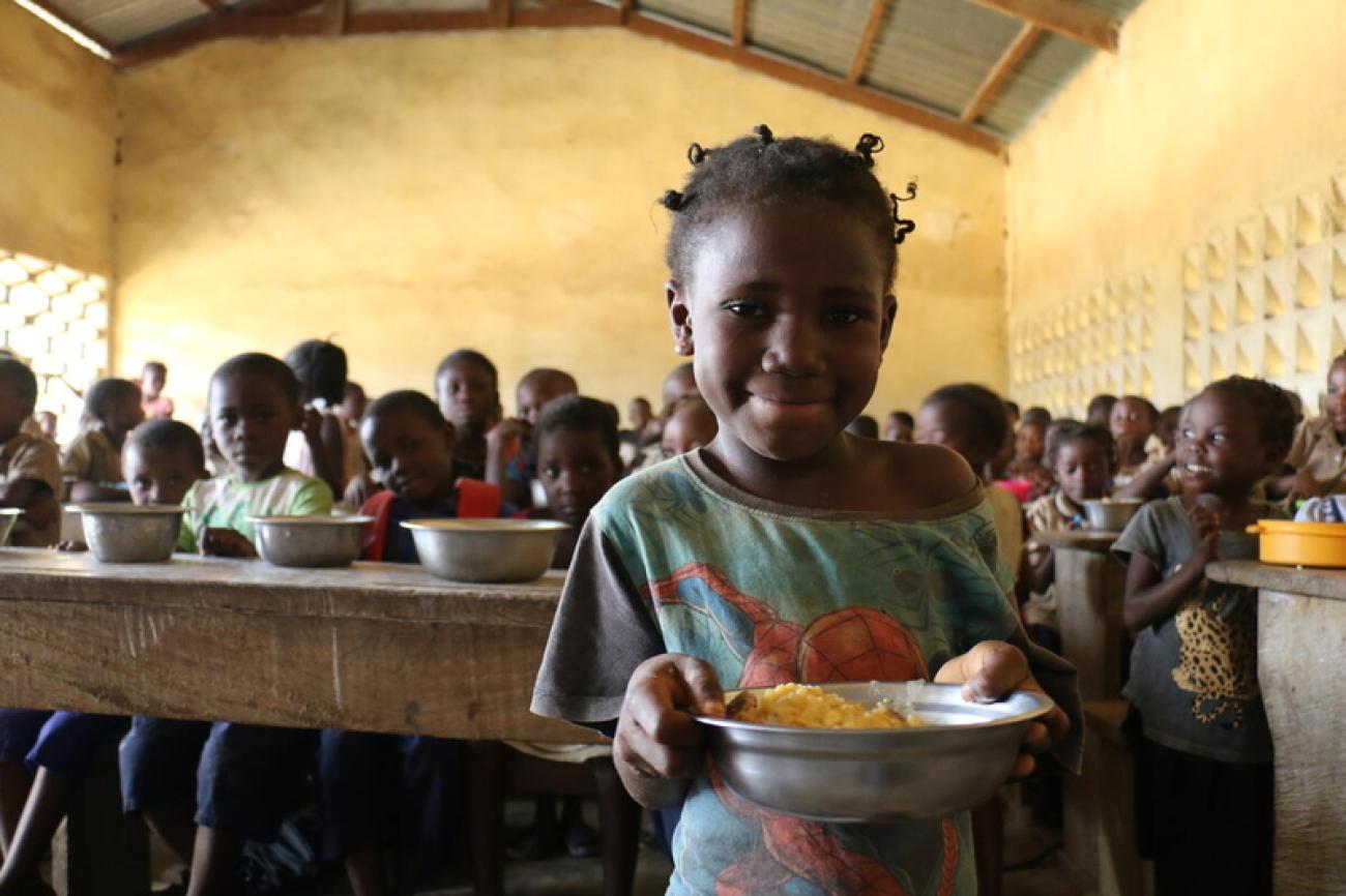 Donelive, une élève autochtone à l'heure du repas offert par la cantine scolaire